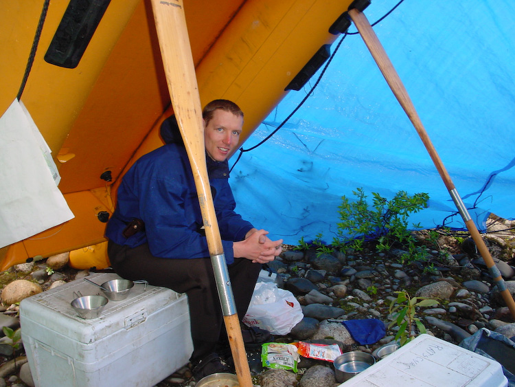 Lager mit Boot als Schutz